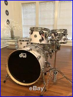 Dw Collectors series Broken White Glass Maple drum set