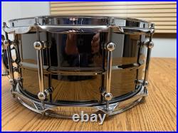 Ludwig Universal 6.5x14 Black Nickel Over Brass Snare Drum Ludwig Universal 6.5x14 Black Nickel Over Brass Snare Drum