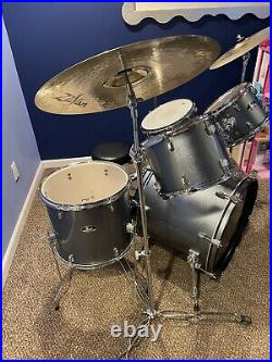 Pearl Roadshow 5 piece drm set with 3 zildjian cymbals