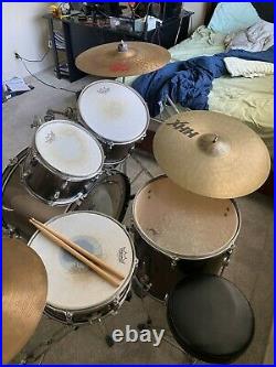 Pearl roadshow drum set used. Good condition. Includes drumsticks and cymbals