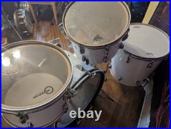 Rogers vintage 1975 BIG R USA, 4 piece New England White Drumset. All Original Rogers vintage 1975 BIG R USA, 4 piece New England White Drumset. All Original