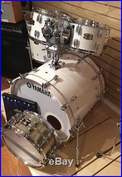 Yamaha Absolute Hybrid Maple Five (5) Piece Drum Set, Polar White AM2F40J-Demo